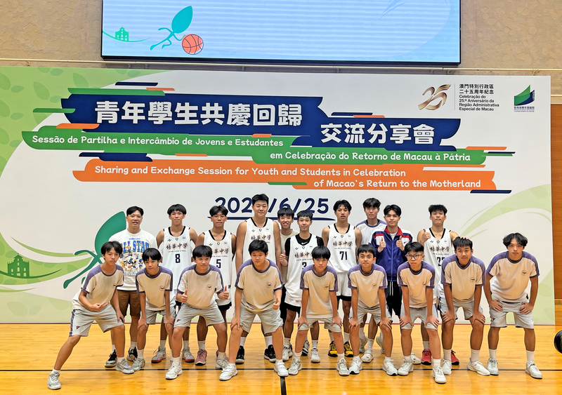 1.我校學生與球員合照_49af4.jpg