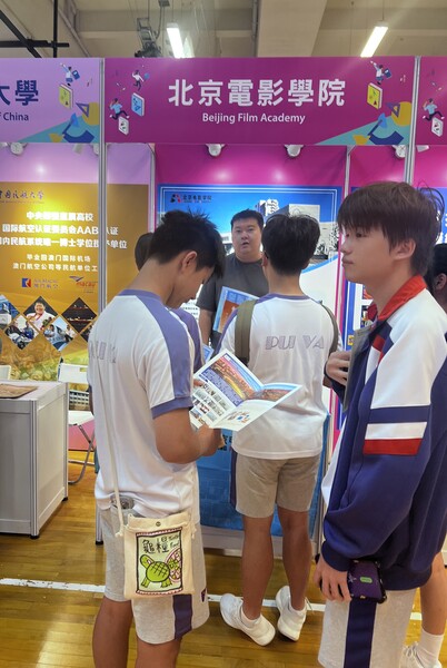 13高二照片7_8d7bb.jpg