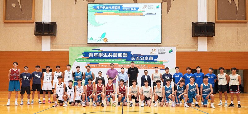 2.嘉賓與球員合照_c9849.jpg