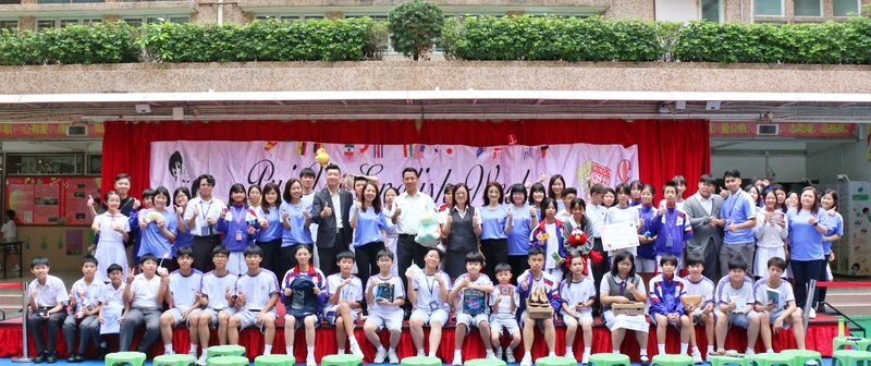 9_Bingo遊戲中獲獎學生英語科組老師與學校校長及行政合影留念_c2471.JPG