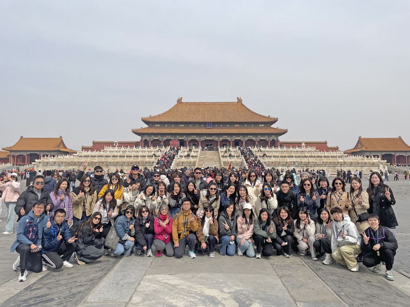 1._老師們在宏偉壯觀的故宮博物館合照留念_60ce1.jpg