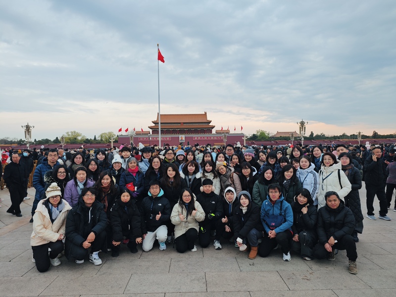 2._老師們在天安門廣場參加莊嚴的升旗禮_2d51b.jpg