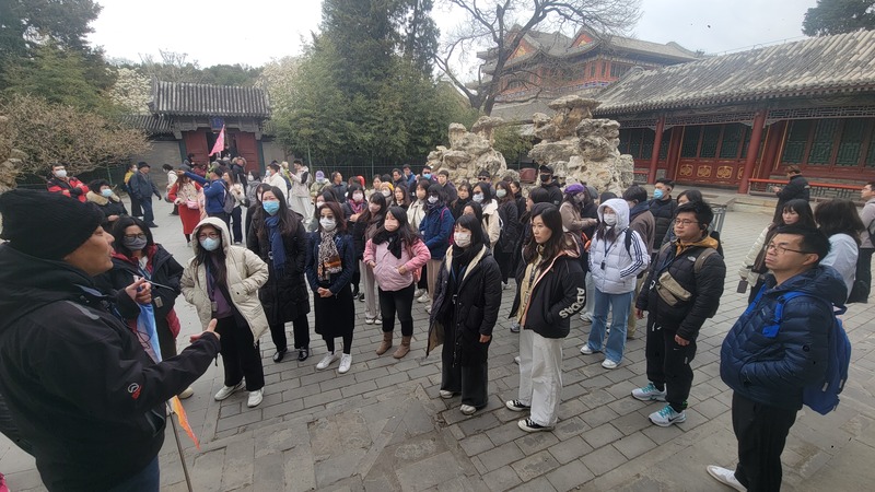 9._專心聆聽導遊講解頤和園的歷史故事_70102.jpg