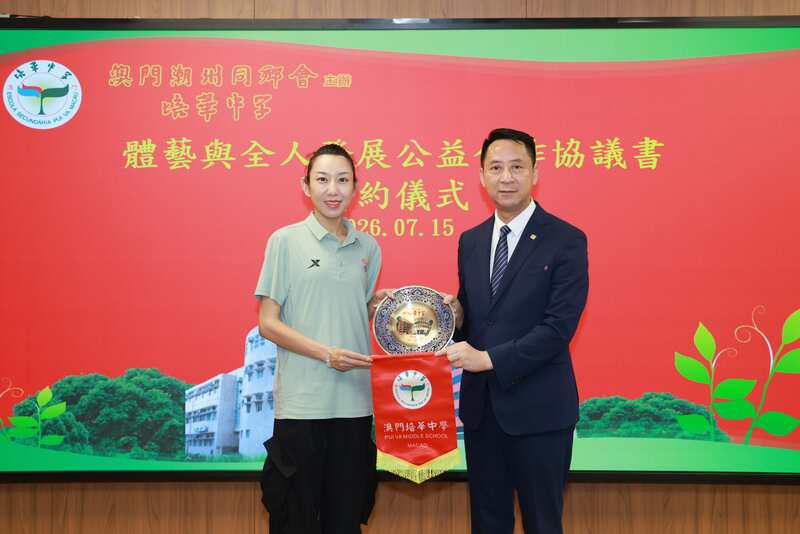 2_李校長致送紀念品並王麗女士合影留念_11959.JPG